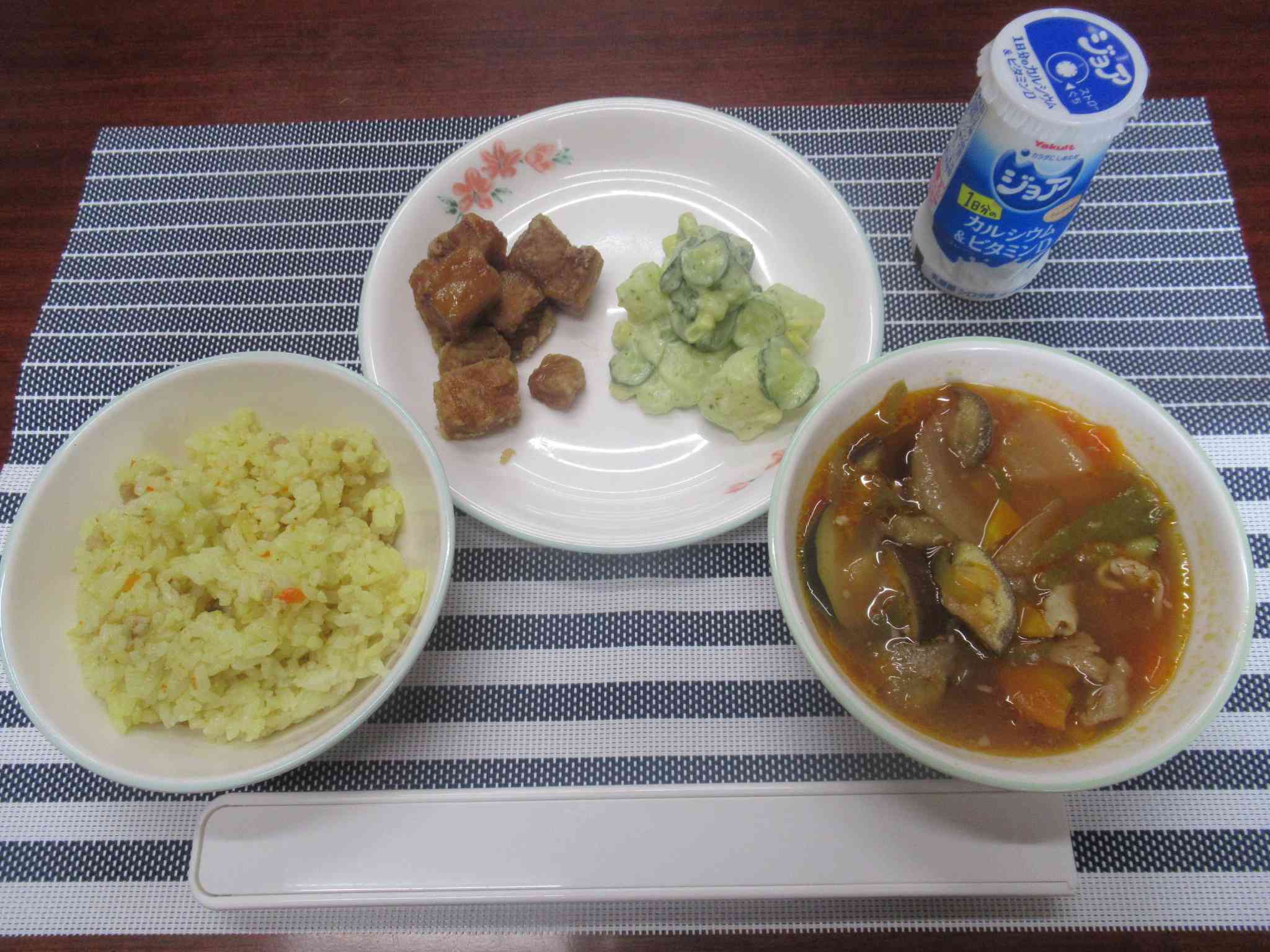 左から、カレーピラフ、揚げまぐろのレモンソースかけ、バジルポテトサラダ、ジョア（プレーン）、ラタトゥユです。